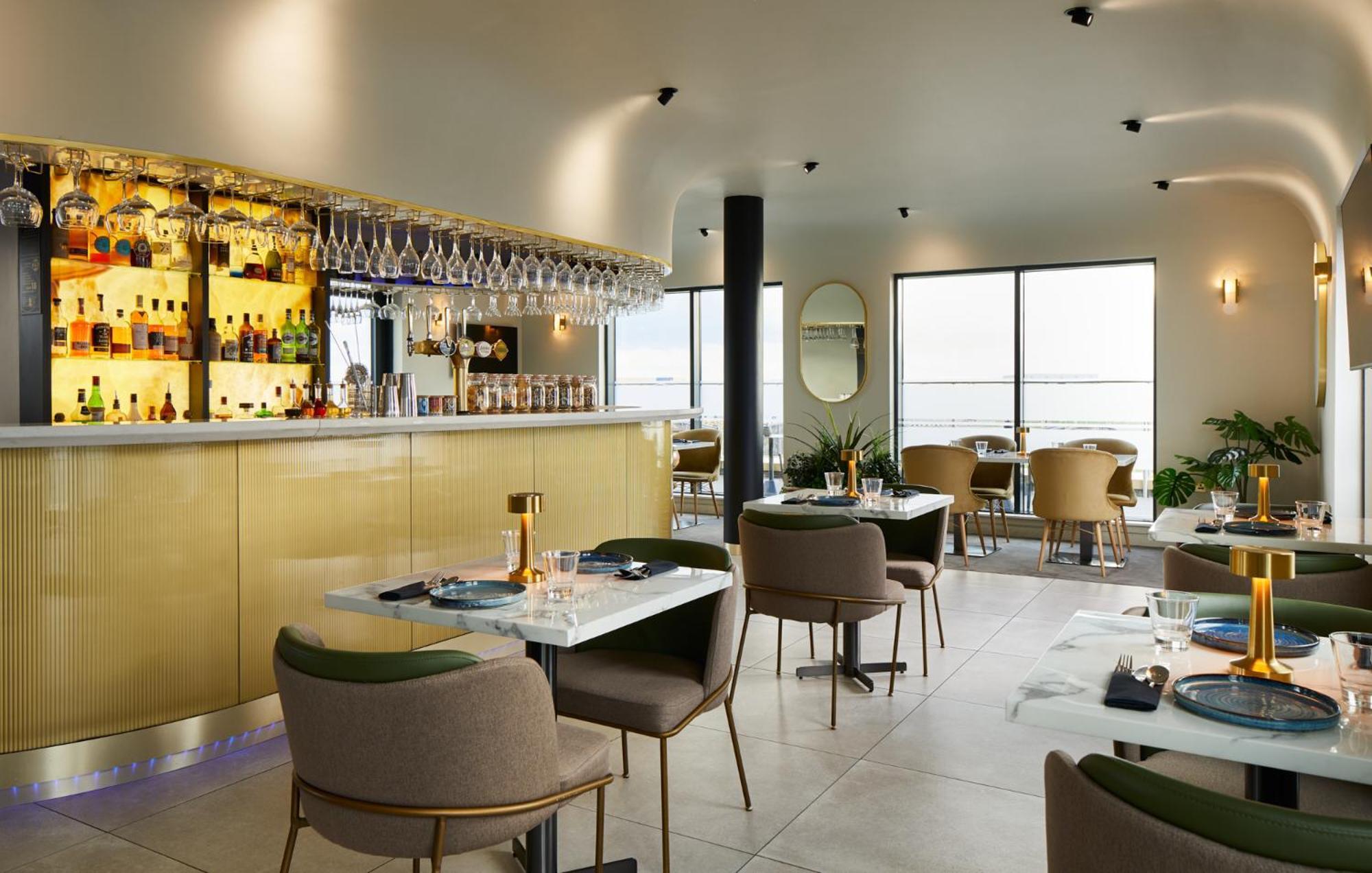 Отель Courtyard By Marriott London Heathrow Airport Harlington  Экстерьер фото