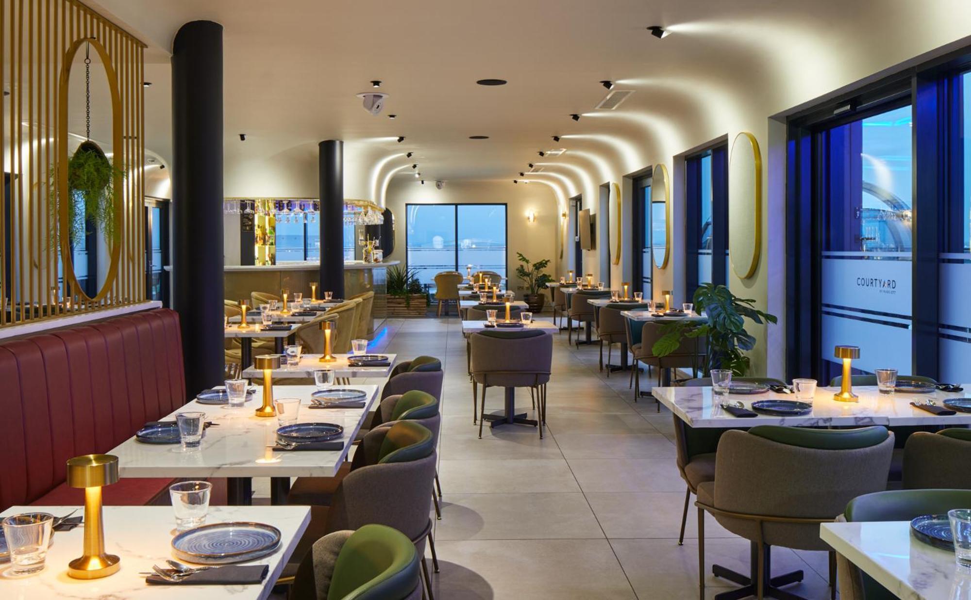 Отель Courtyard By Marriott London Heathrow Airport Harlington  Экстерьер фото