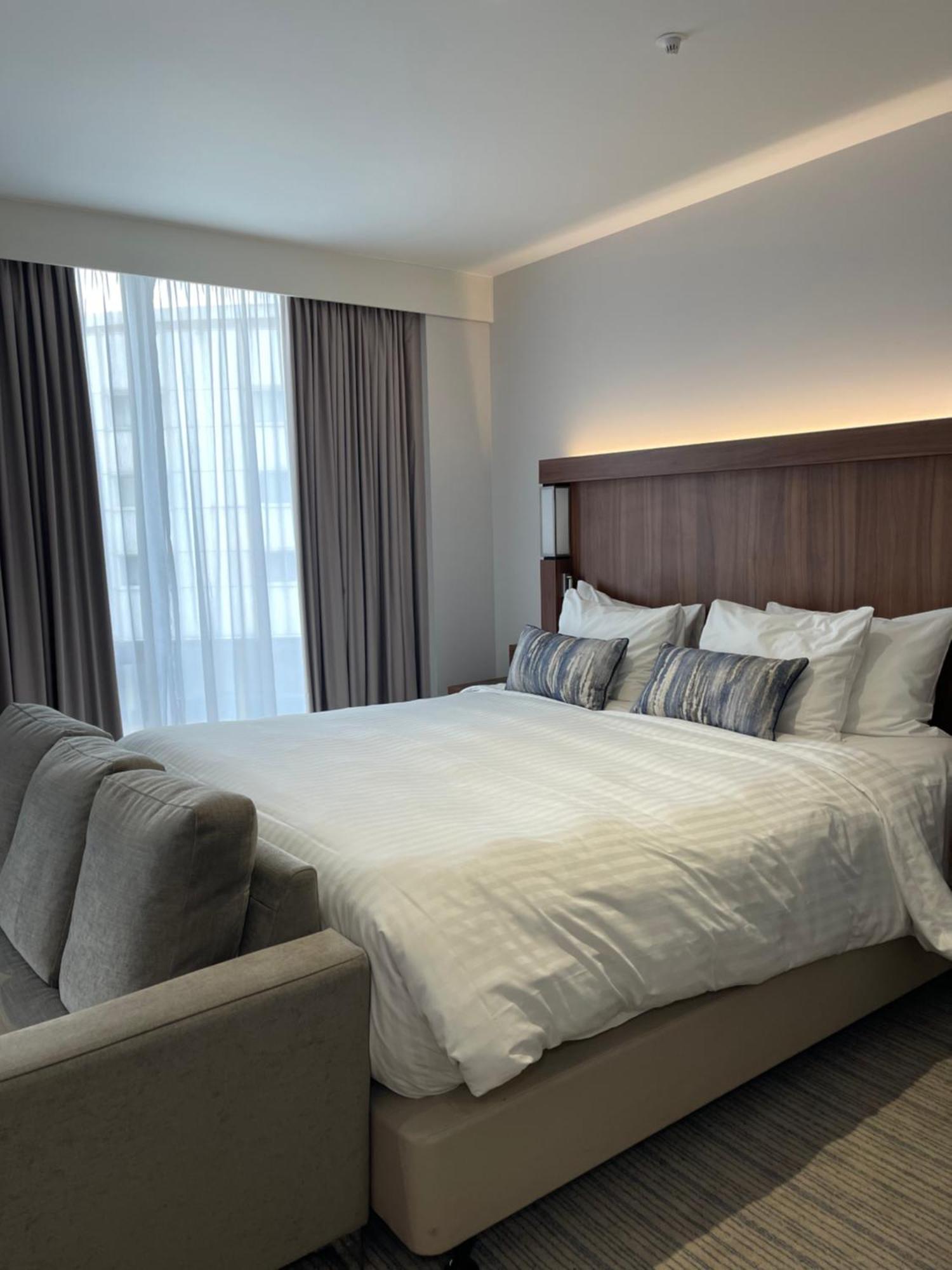 Отель Courtyard By Marriott London Heathrow Airport Harlington  Экстерьер фото