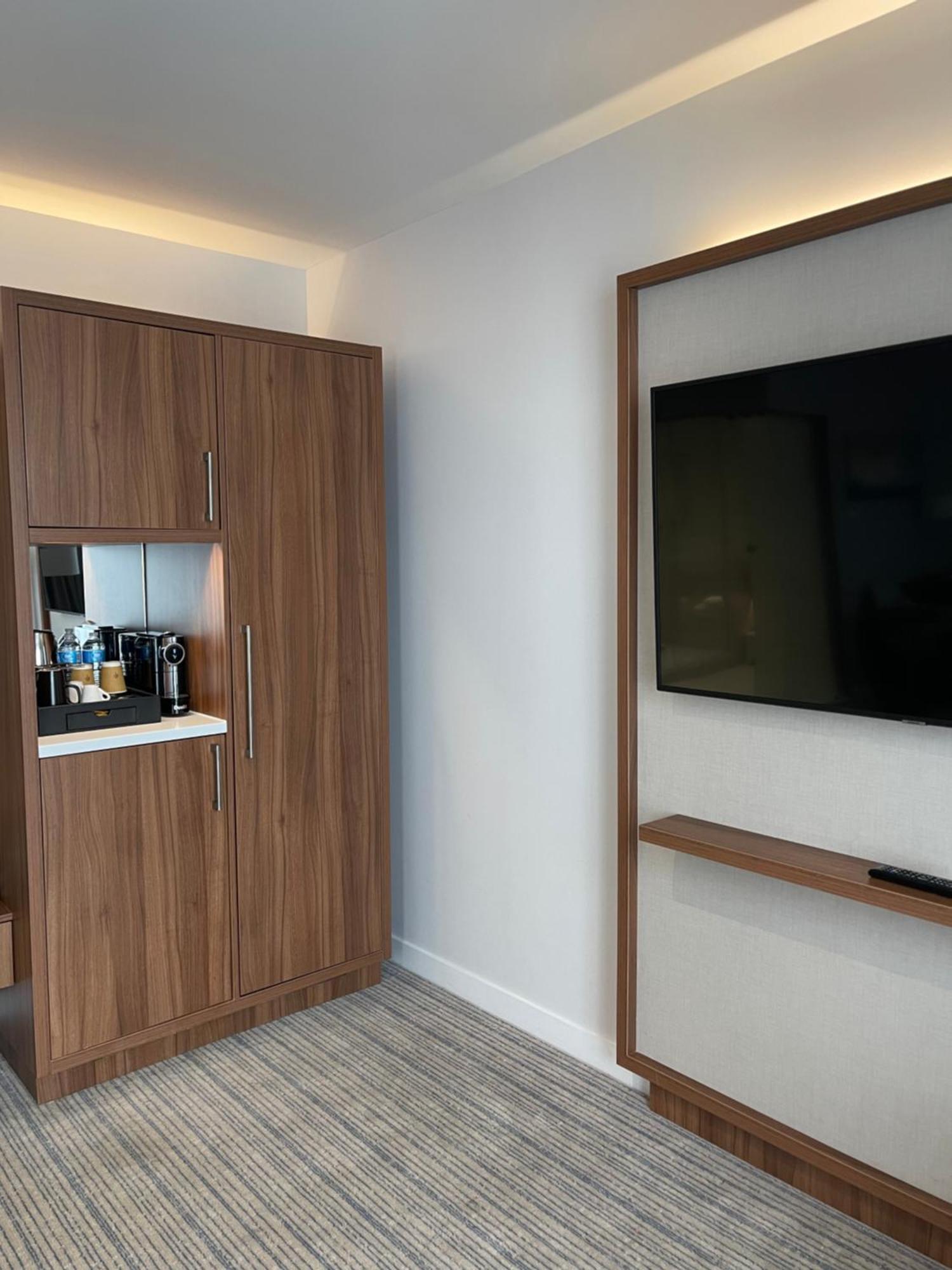 Отель Courtyard By Marriott London Heathrow Airport Harlington  Экстерьер фото