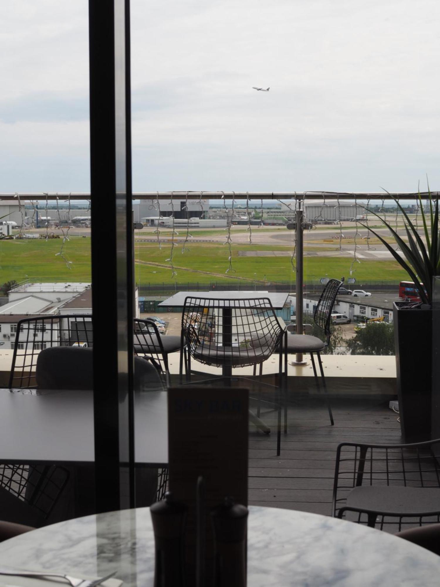 Отель Courtyard By Marriott London Heathrow Airport Harlington  Экстерьер фото