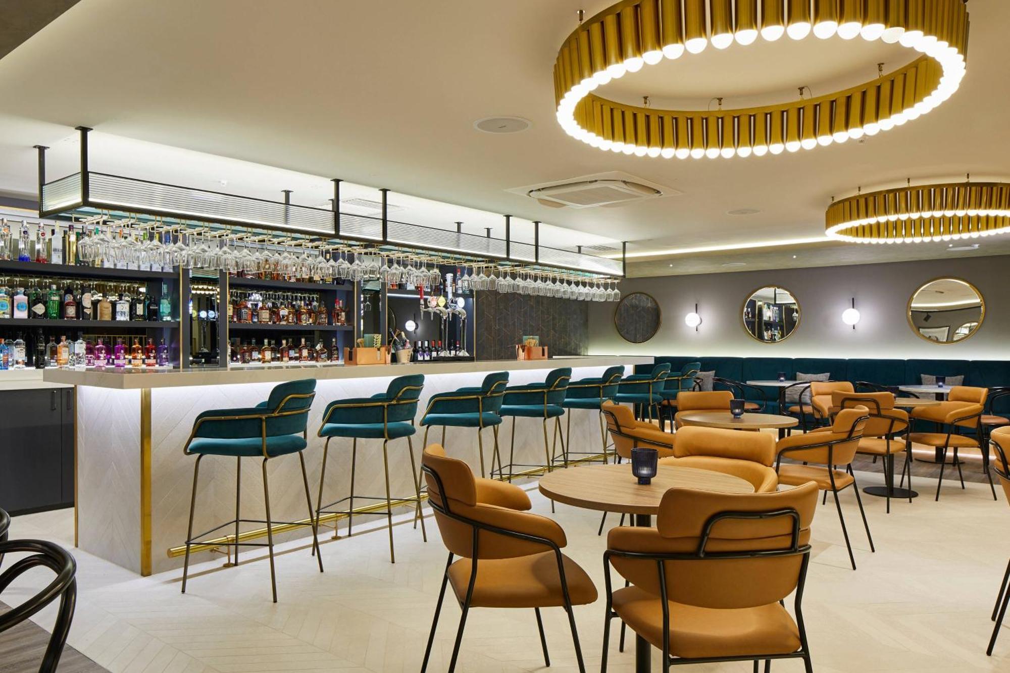 Отель Courtyard By Marriott London Heathrow Airport Harlington  Экстерьер фото