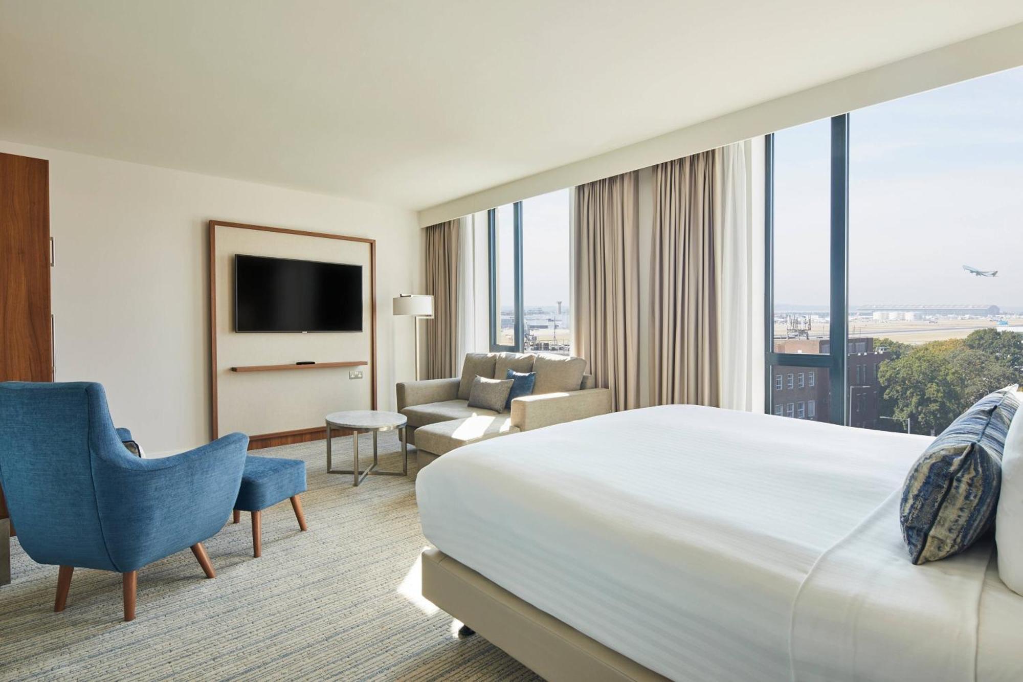 Отель Courtyard By Marriott London Heathrow Airport Harlington  Экстерьер фото