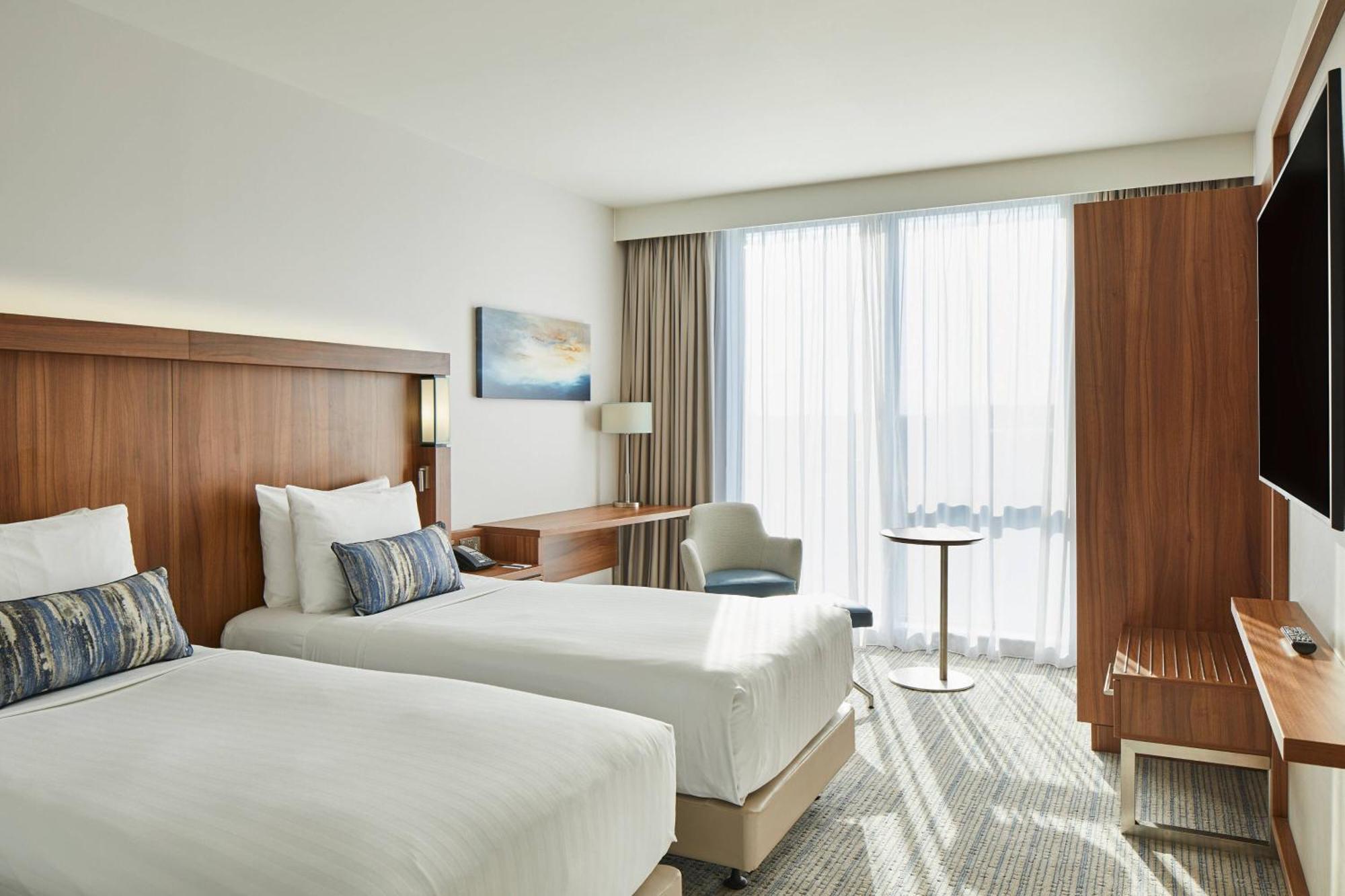 Отель Courtyard By Marriott London Heathrow Airport Harlington  Экстерьер фото