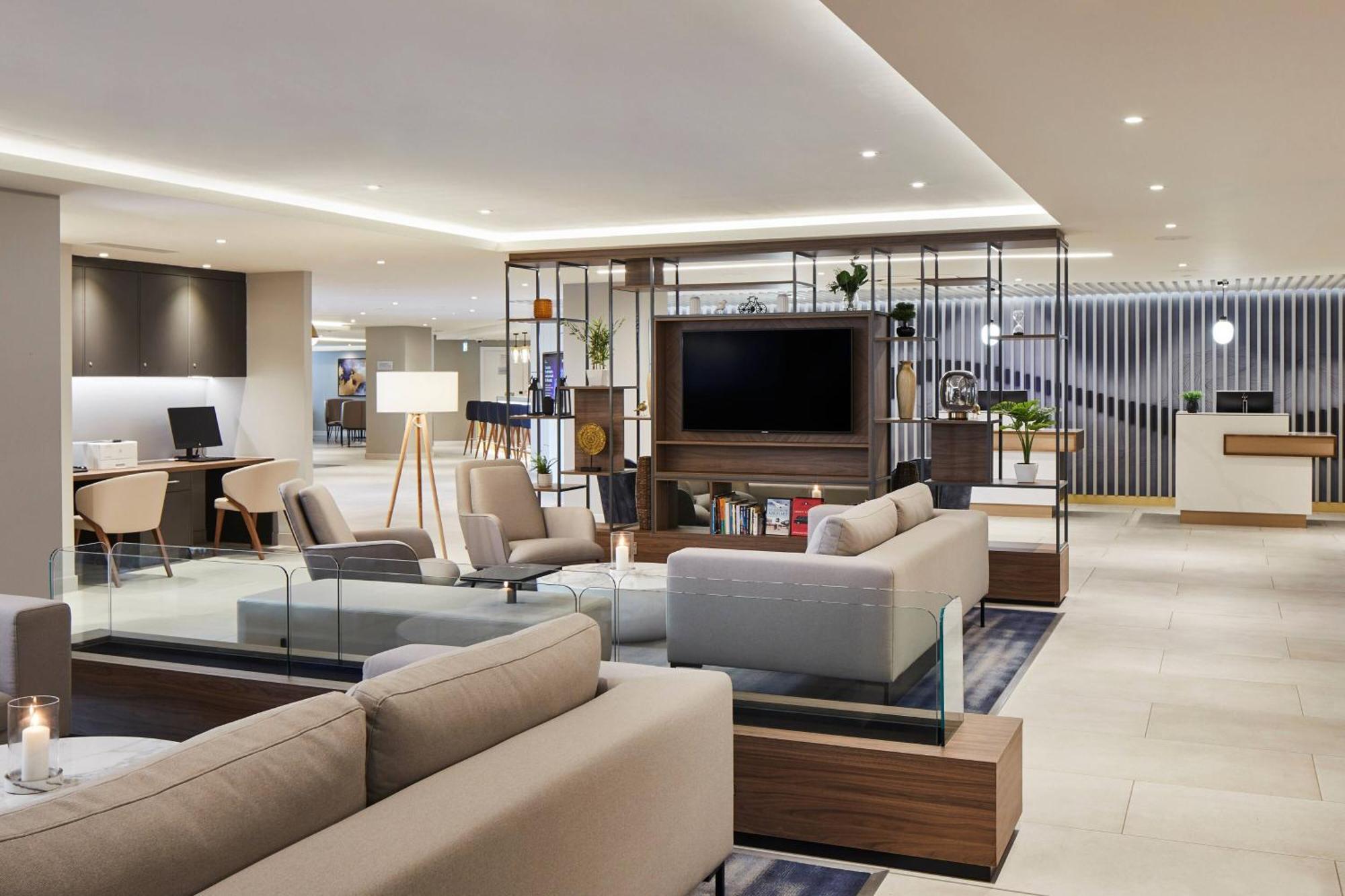 Отель Courtyard By Marriott London Heathrow Airport Harlington  Экстерьер фото