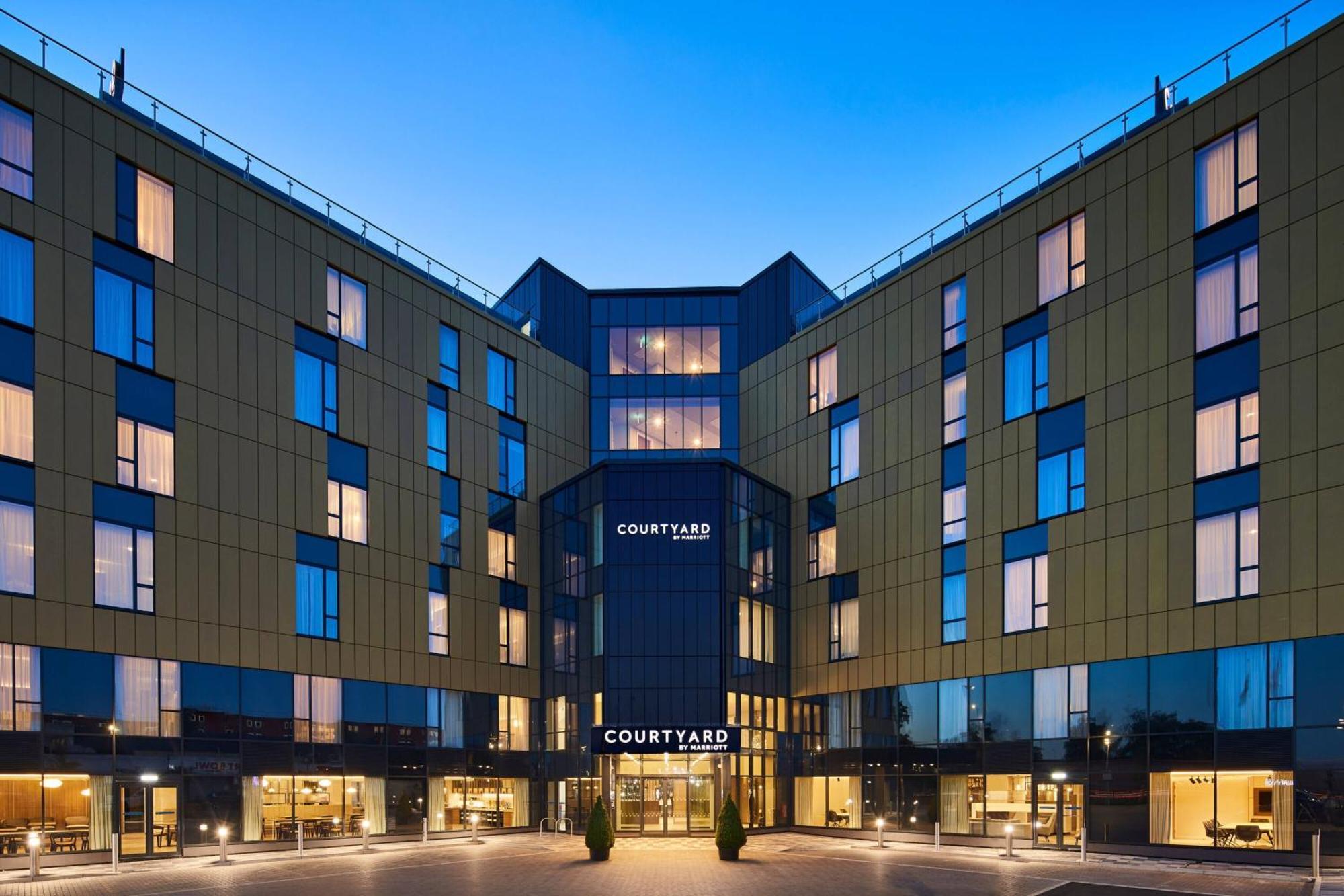 Отель Courtyard By Marriott London Heathrow Airport Harlington  Экстерьер фото