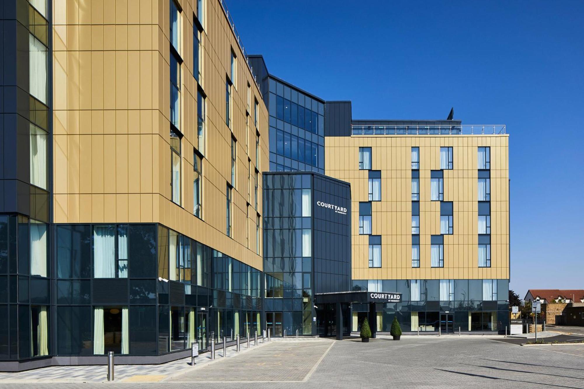 Отель Courtyard By Marriott London Heathrow Airport Harlington  Экстерьер фото