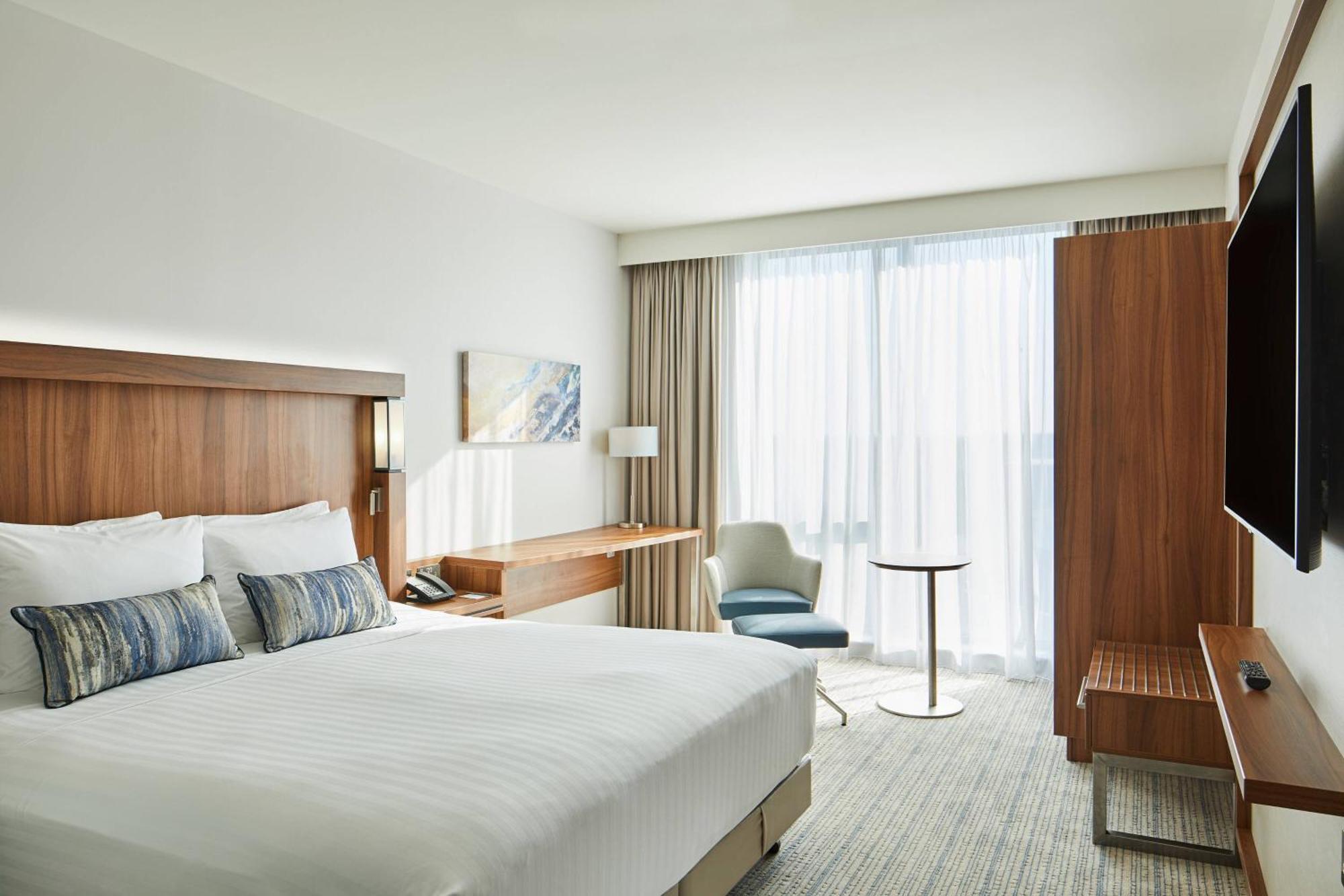 Отель Courtyard By Marriott London Heathrow Airport Harlington  Экстерьер фото